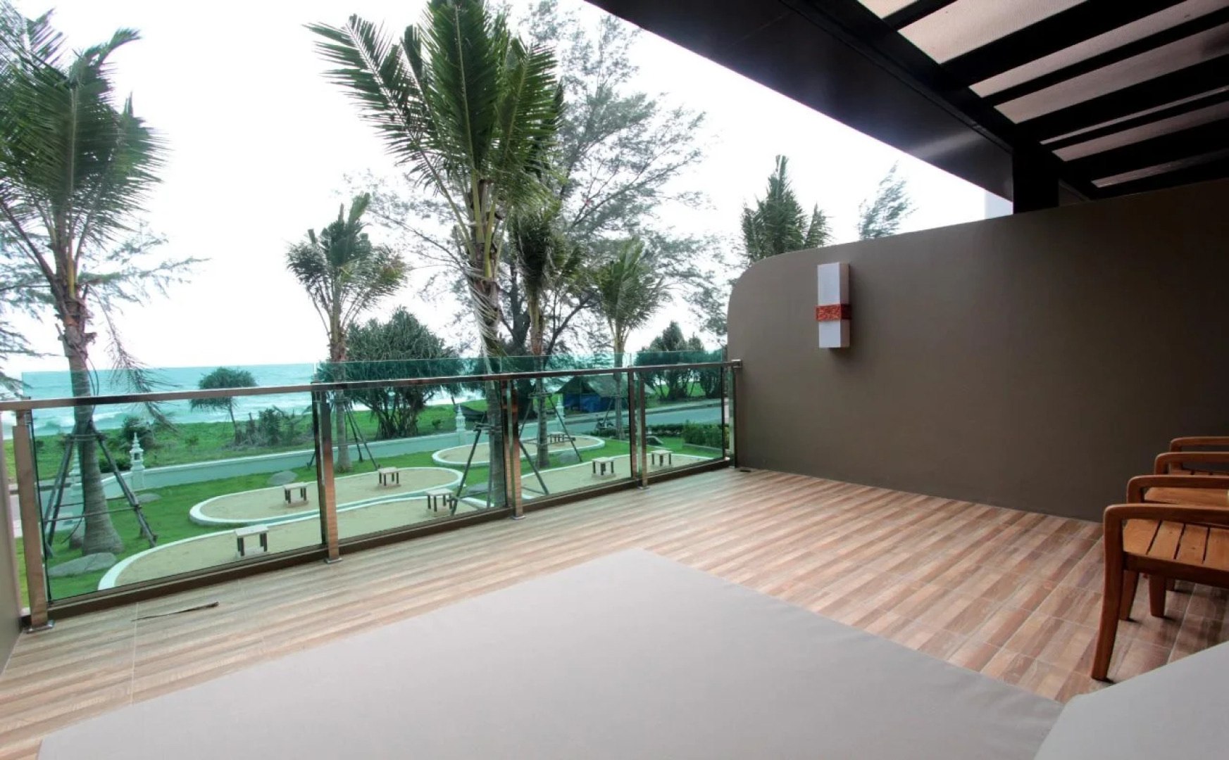 Курортный отель Maikhao Palm Beach