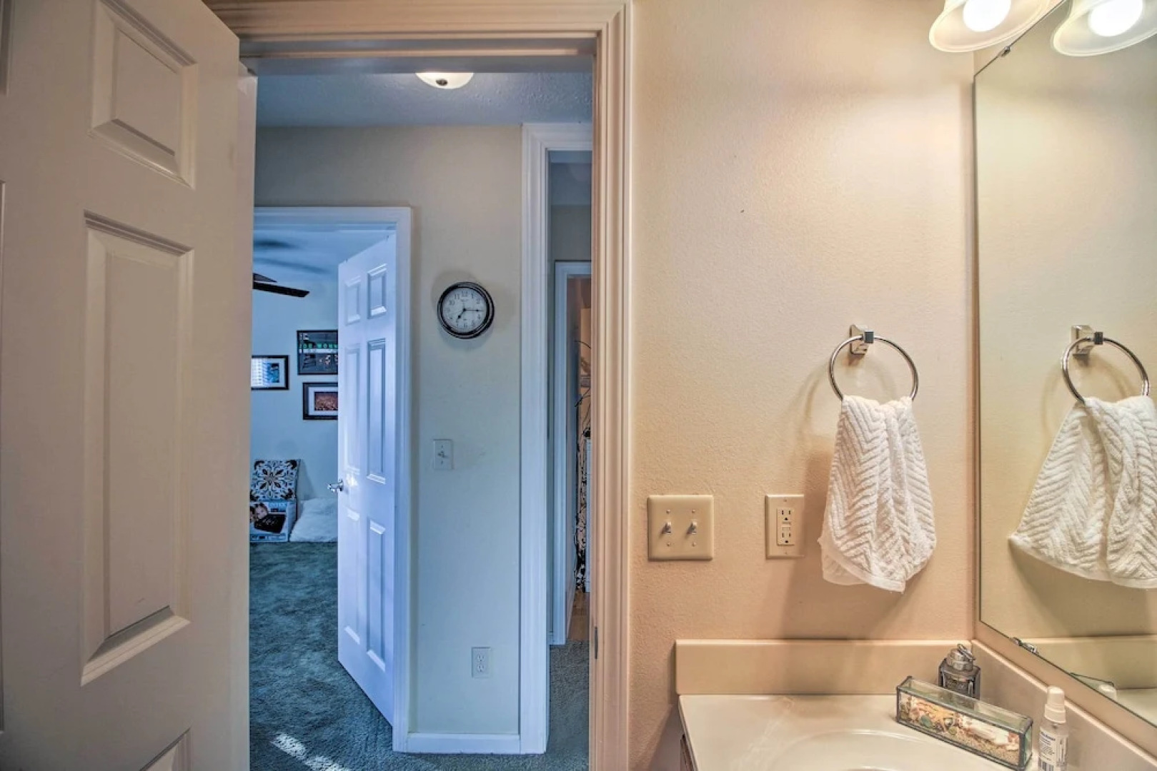 Pet-friendly Home w/ Yard: 9 Mi to Table Rock Lake