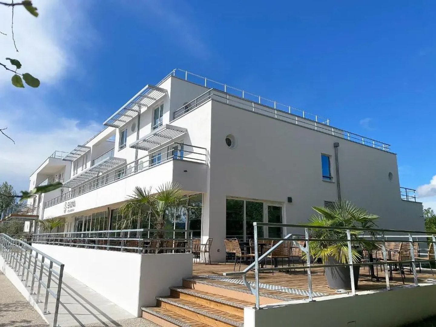 Shana Hotel & Residence