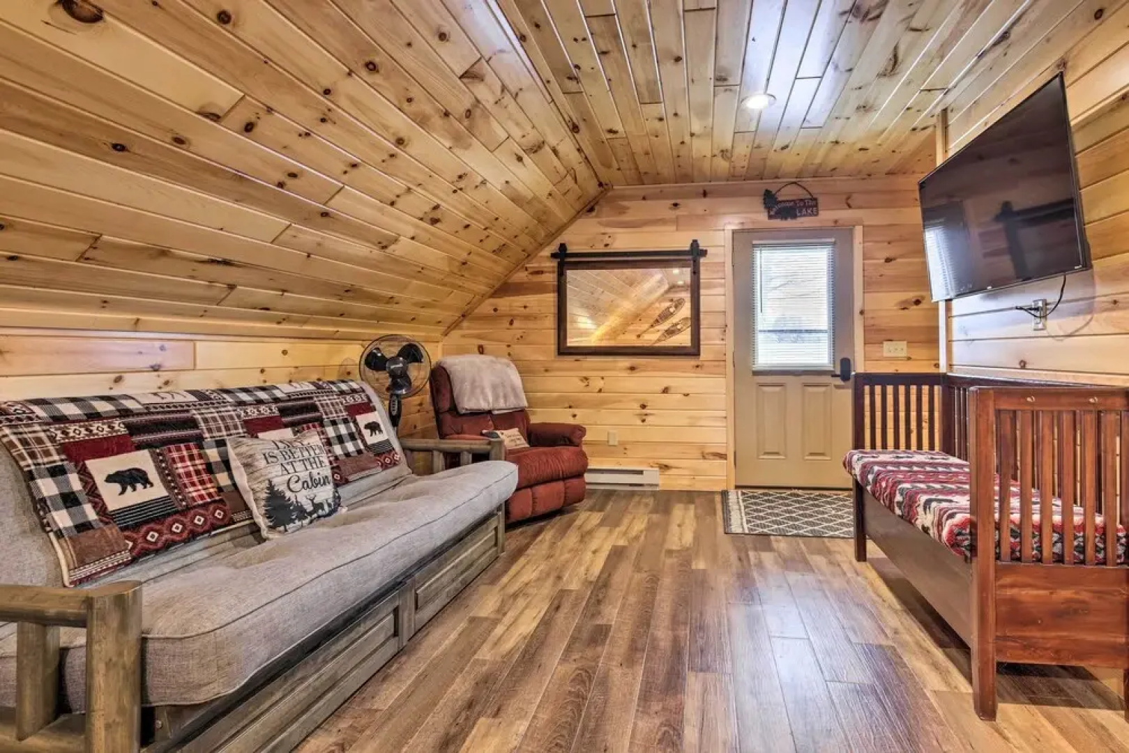 All-season Lakefront Mercer Vacation Rental