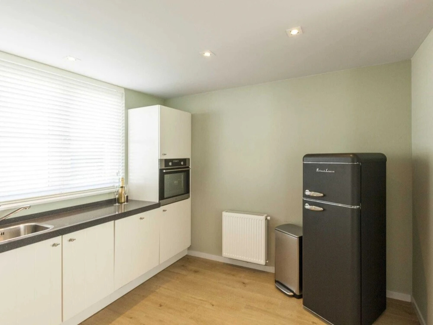 New and luxurious villa, a 5-minute walk from beach and dunes.