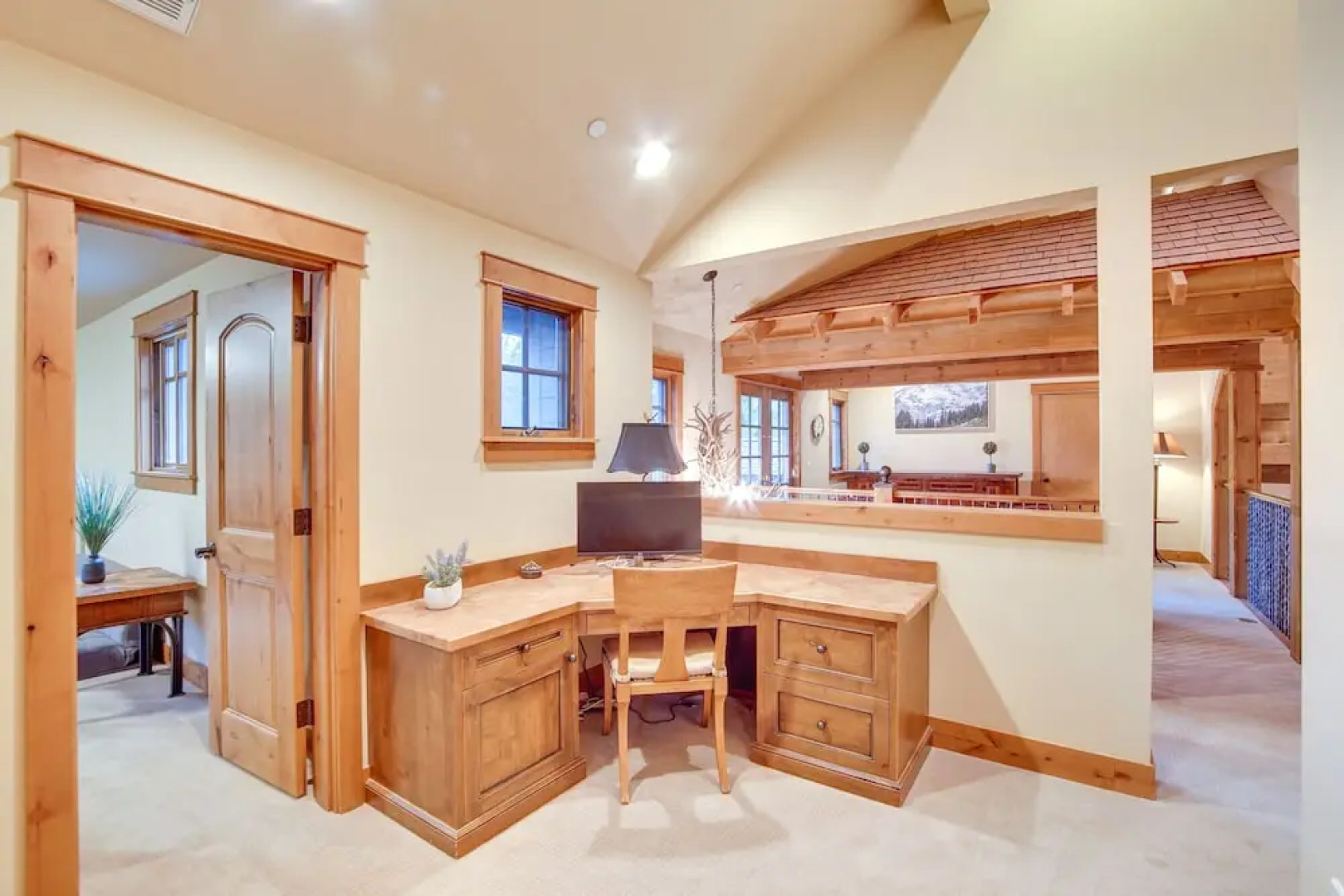 Spacious Cle Elum Cabin on Golf Course w/ Hot Tub!