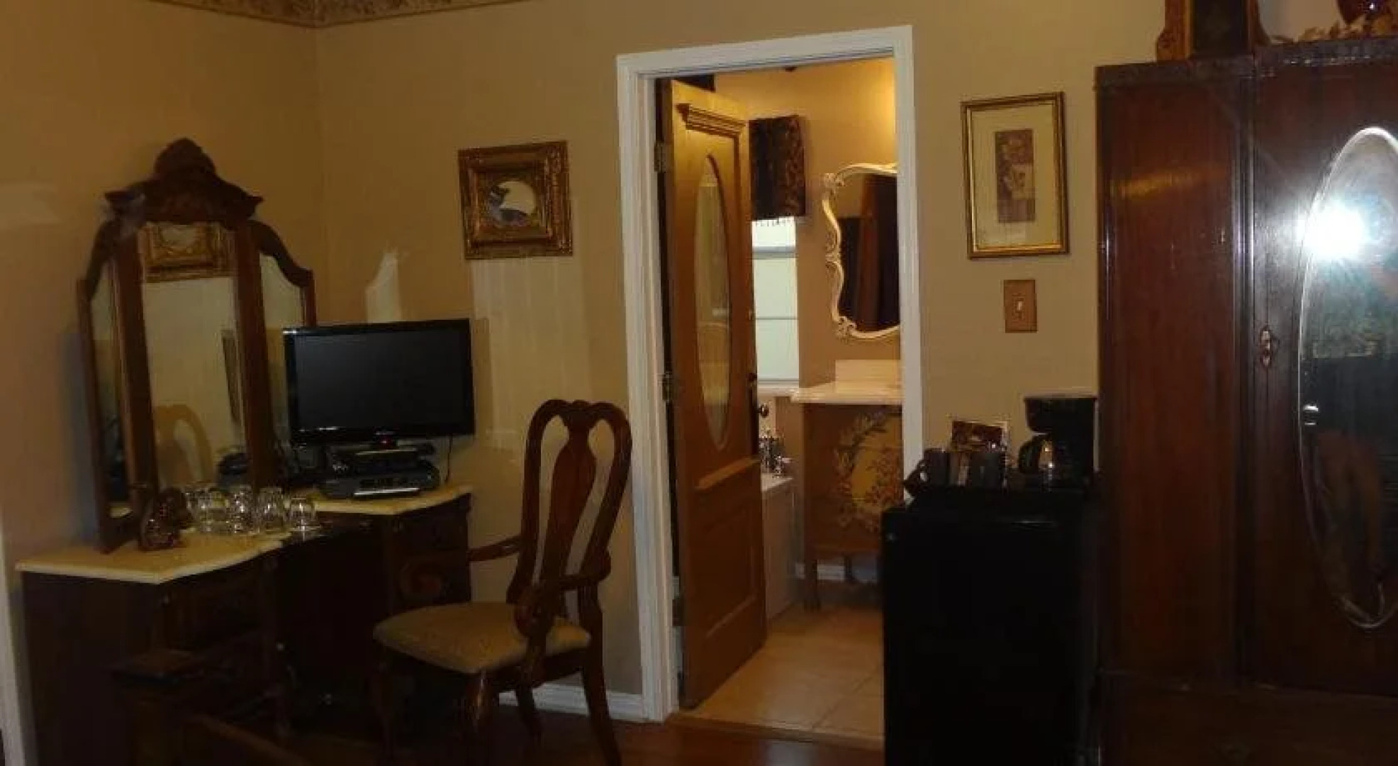 Pomegranate House & Cottages B&B