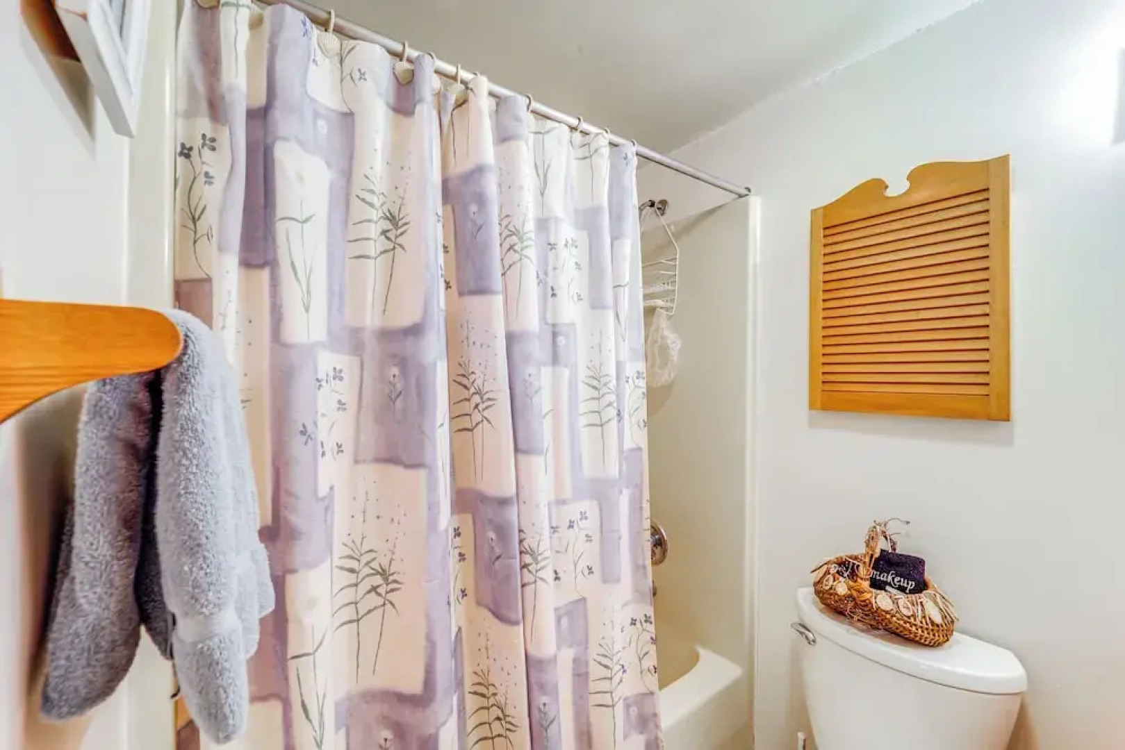 On-site Lake & Pool Access: Cabin in Newland!