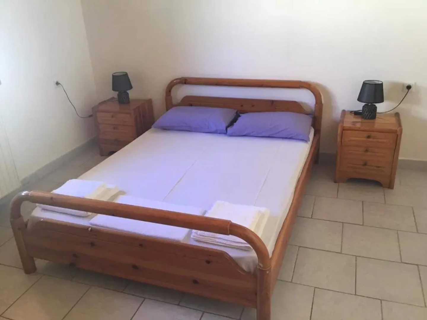 Tota's guest house, 4 min walk to the beach
