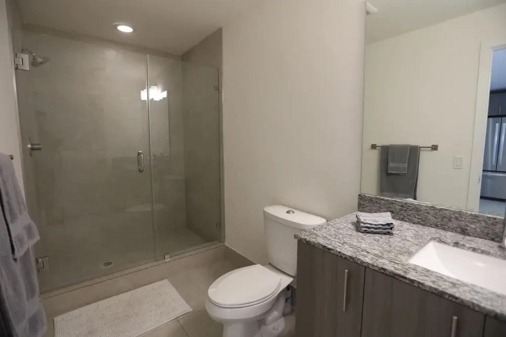 King Bed Full Service Apt