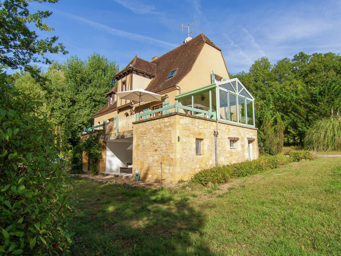 Spacious villa with heated pool, several terraces and a lot of privacy.