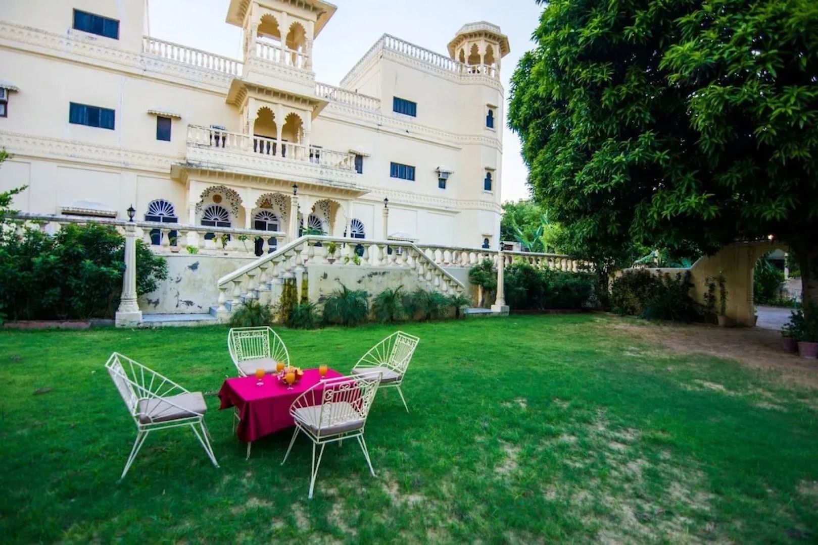 Hotel Jhalamand Garh