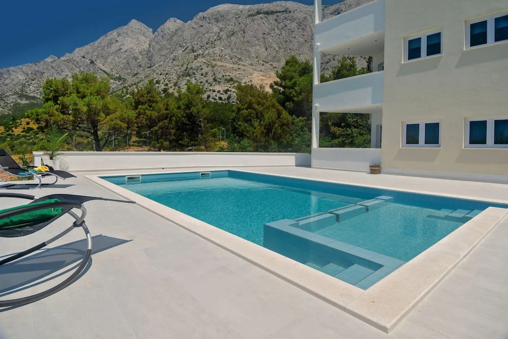 Sunny Sky apartments beneath Biokovo