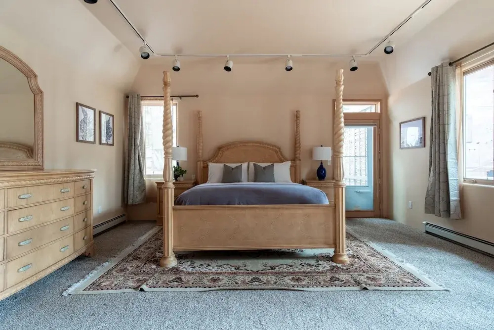 Ponderosa by Avantstay Spacious Cabin w/ Large Deck & Hot Tub 10min to Mtn