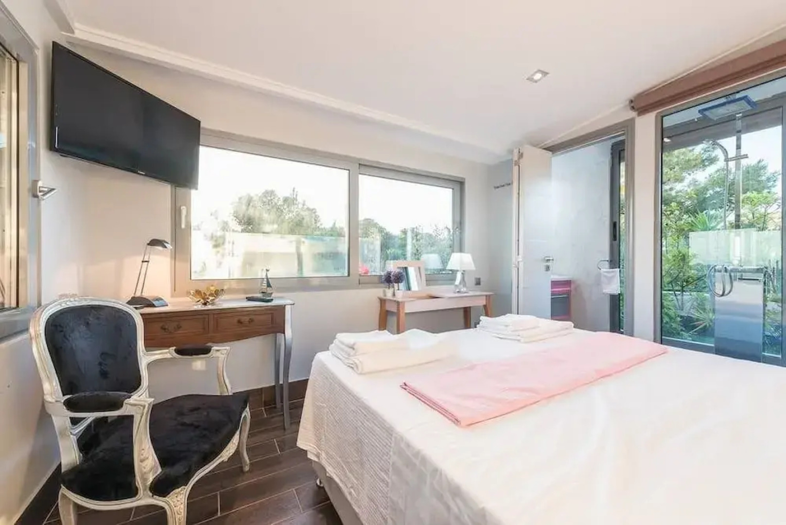 Sea View Apartment with Hot Tub & Sauna