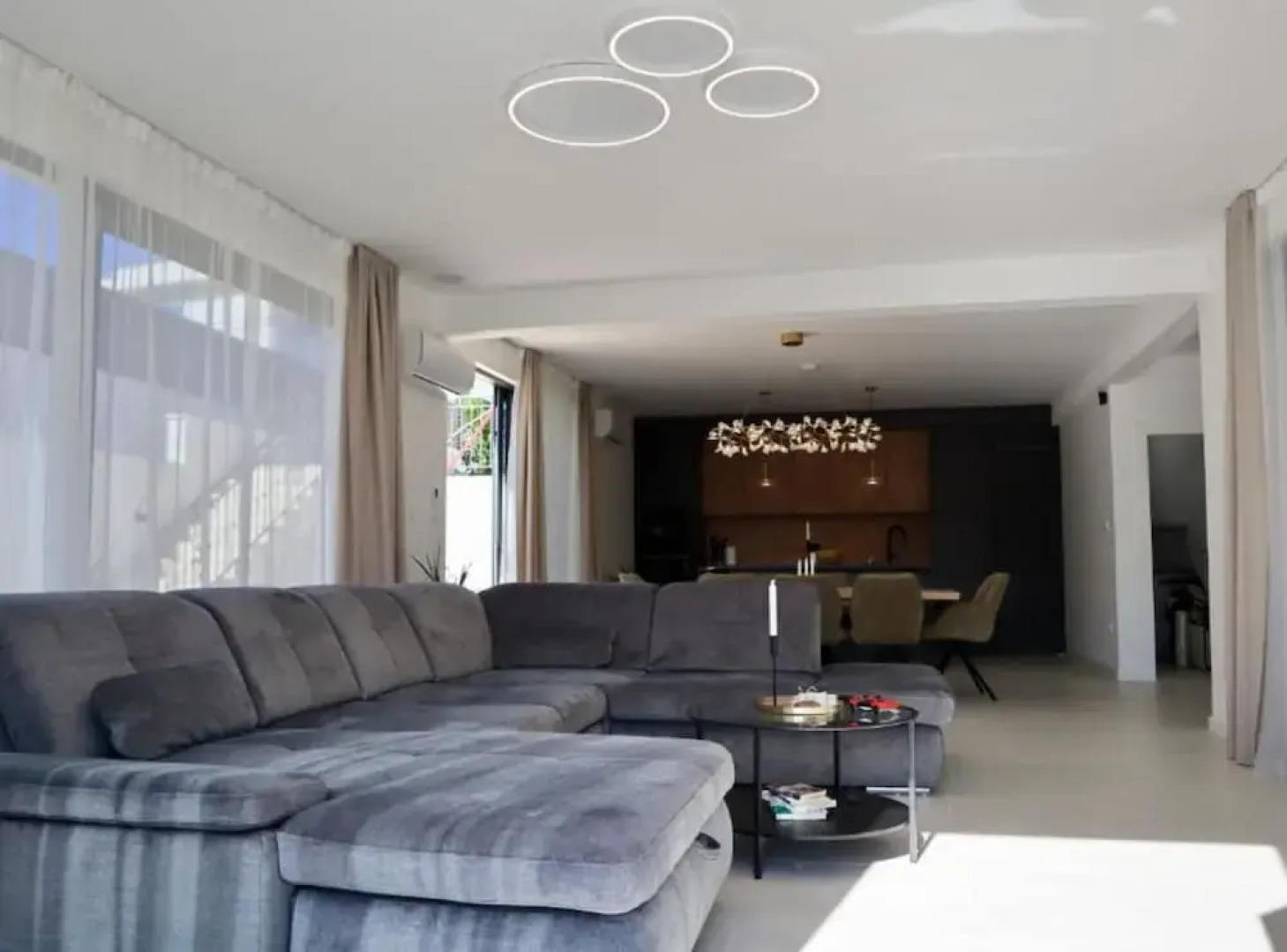 Sunset Villa Aves With Pool, Gym and Sauna