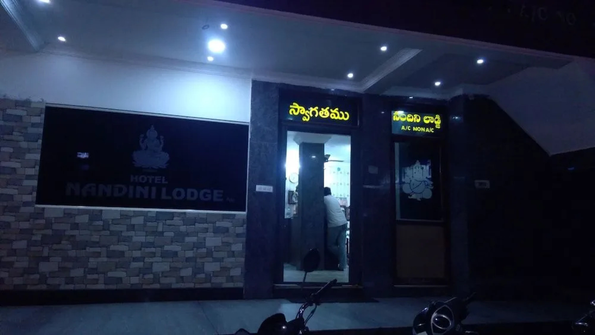 Iroomz Hotel Nandini Lodge