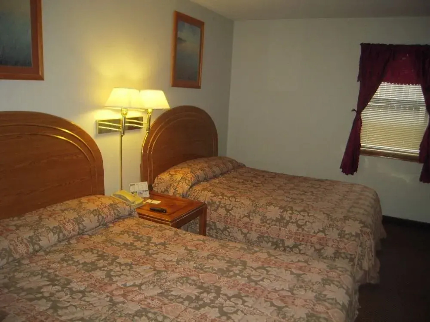 Oak Hill Inn & Suites