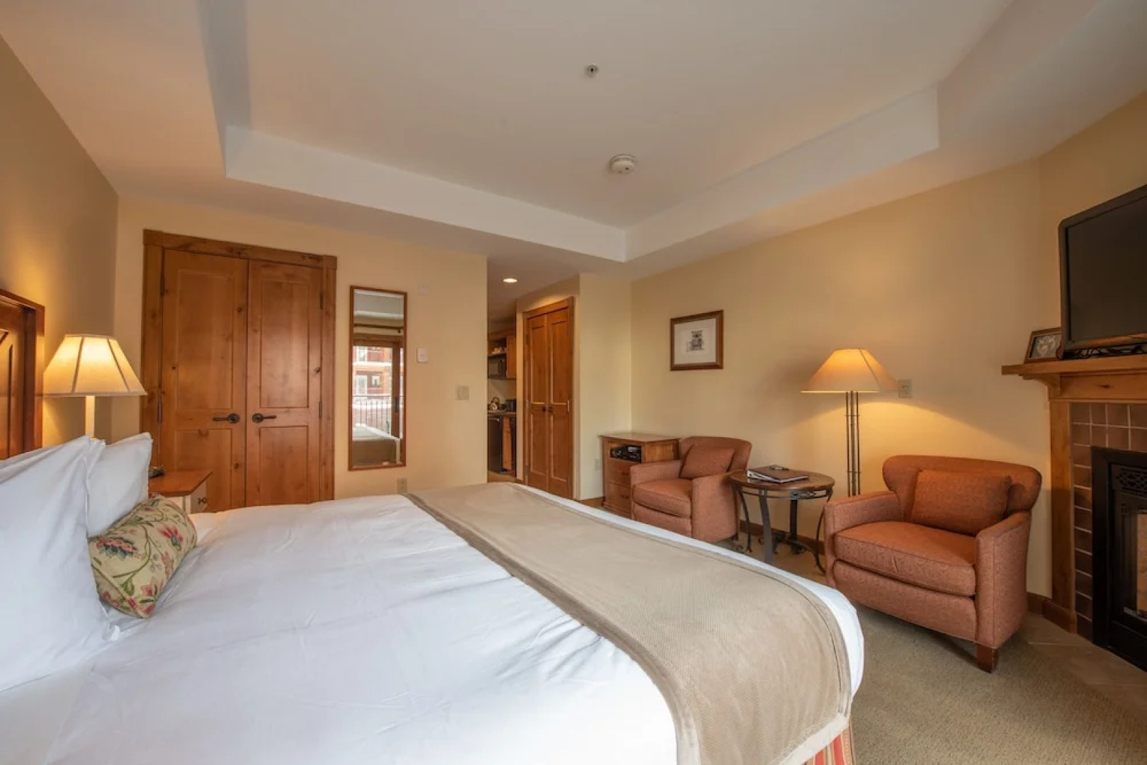 Slopeside Studio Unit With Kitchenette Studio Bedroom Condo - No Cleaning Fee! by RedAwning