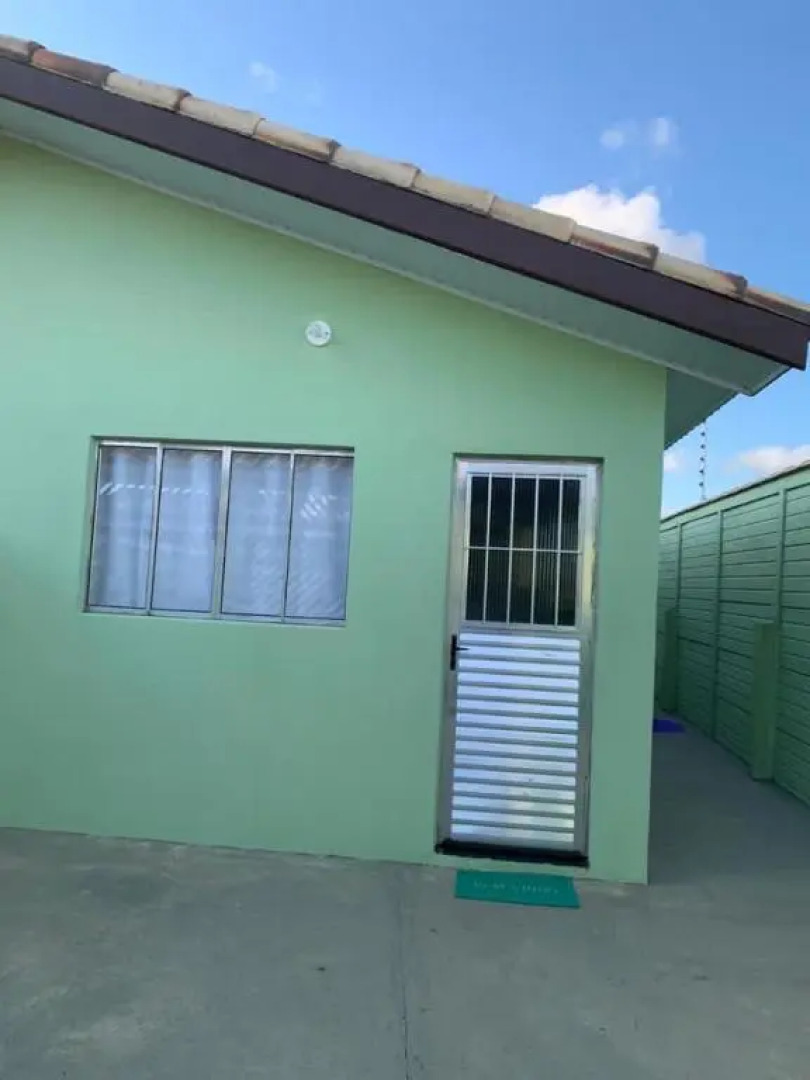 Casa, 1 quadra da praia.