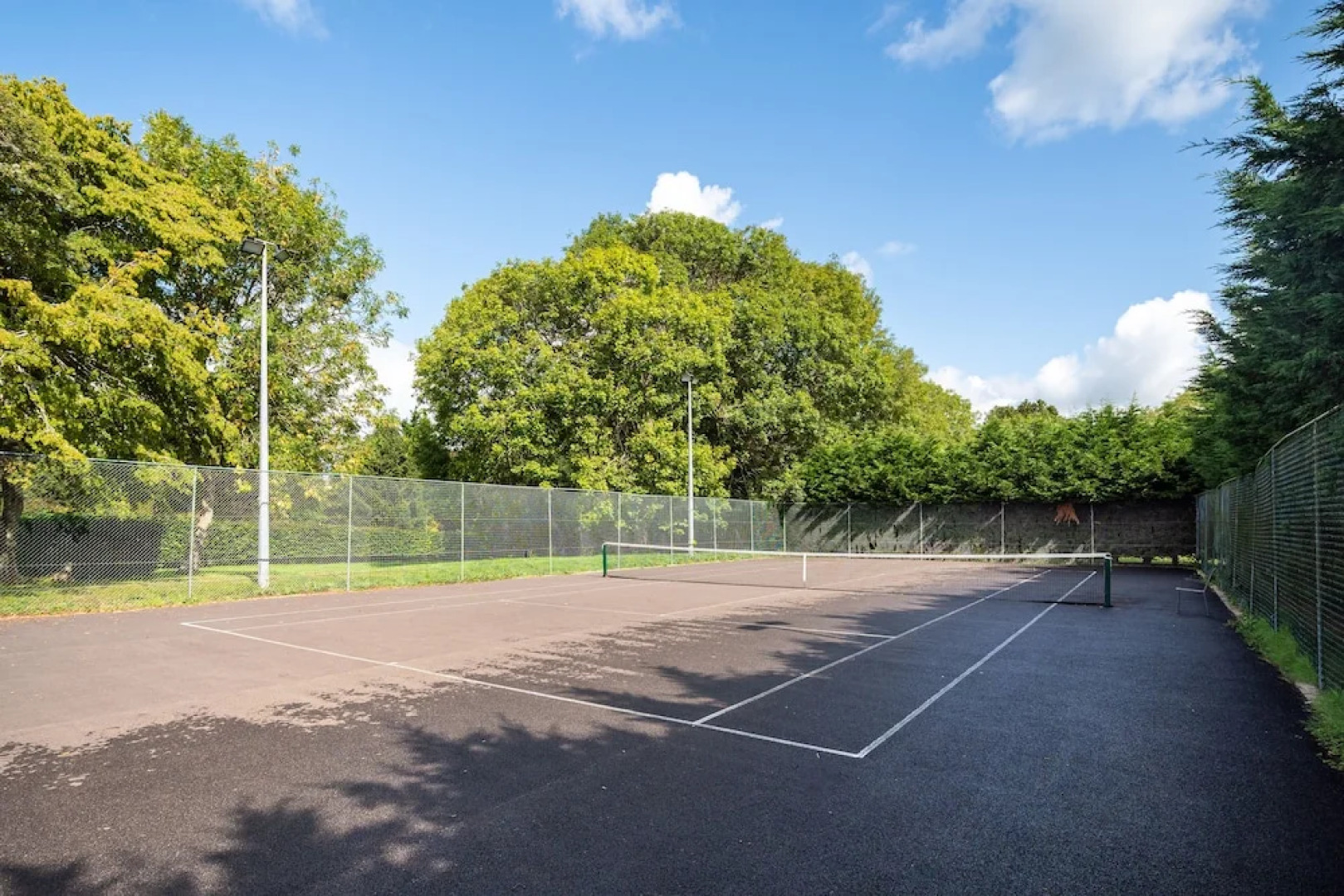 Gildridge Estat Large Group Tennis Court