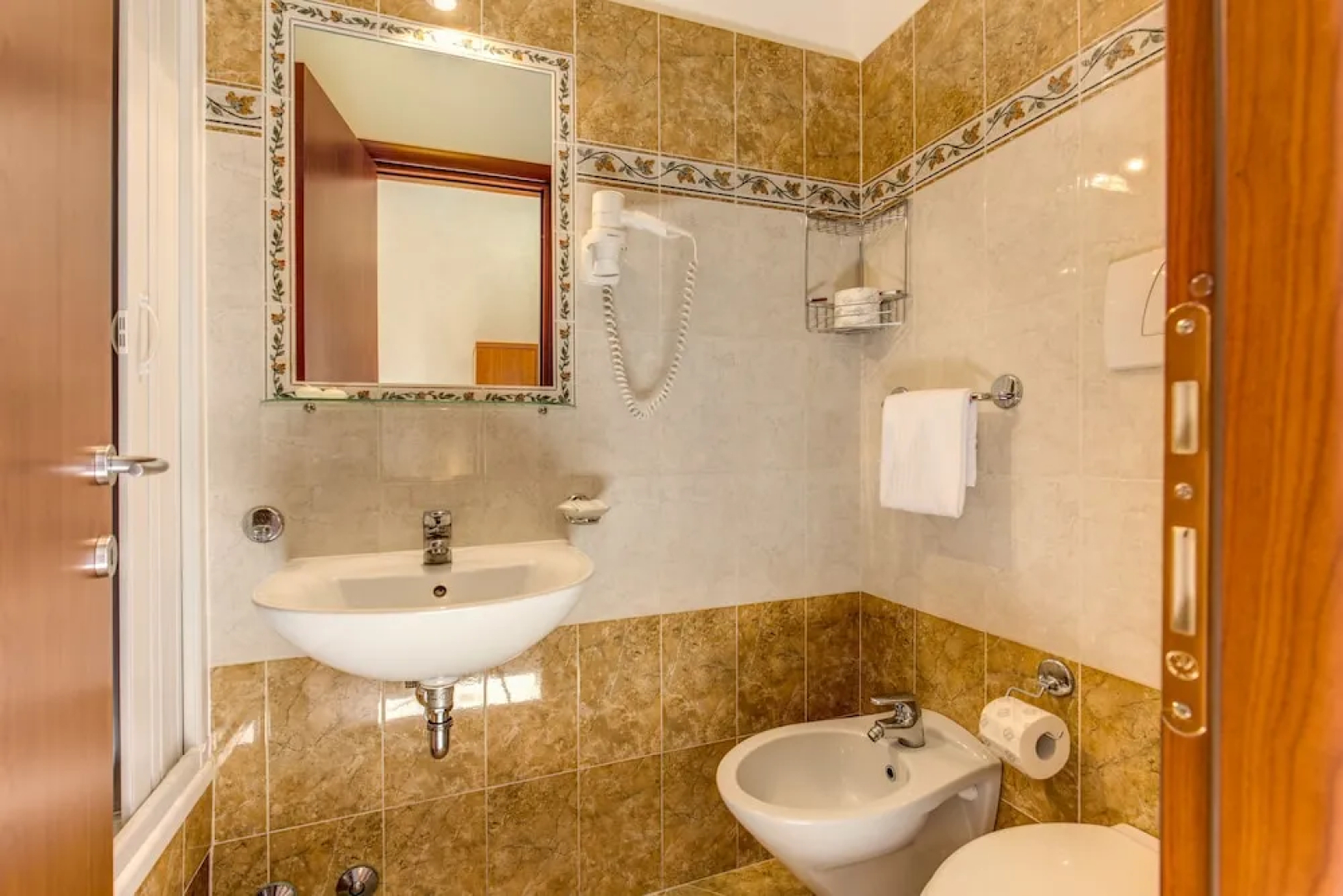 Adas Hotel