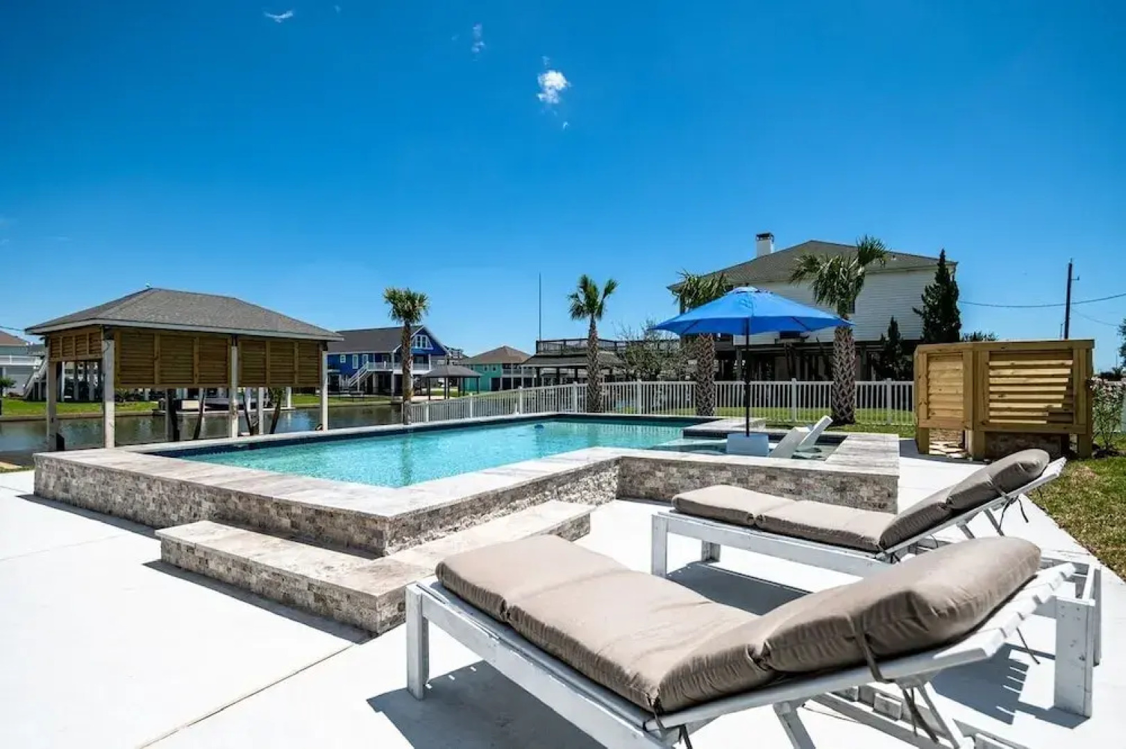 Bolivar Slam 3 Bedroom Home by RedAwning