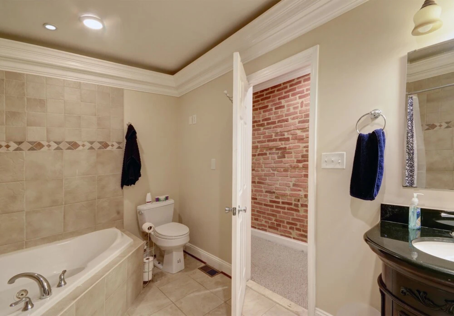 Brick 3BR Home in Trendy Neighborhood, Newly Renovated! Holiday home 3