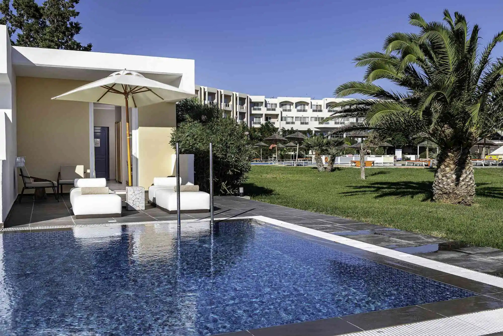 Отель Sovereign Beach