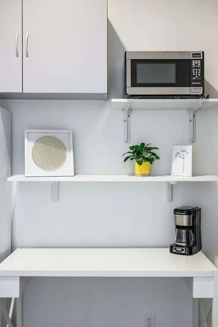 Private Entry Suite w Patio Bath Kitchenette