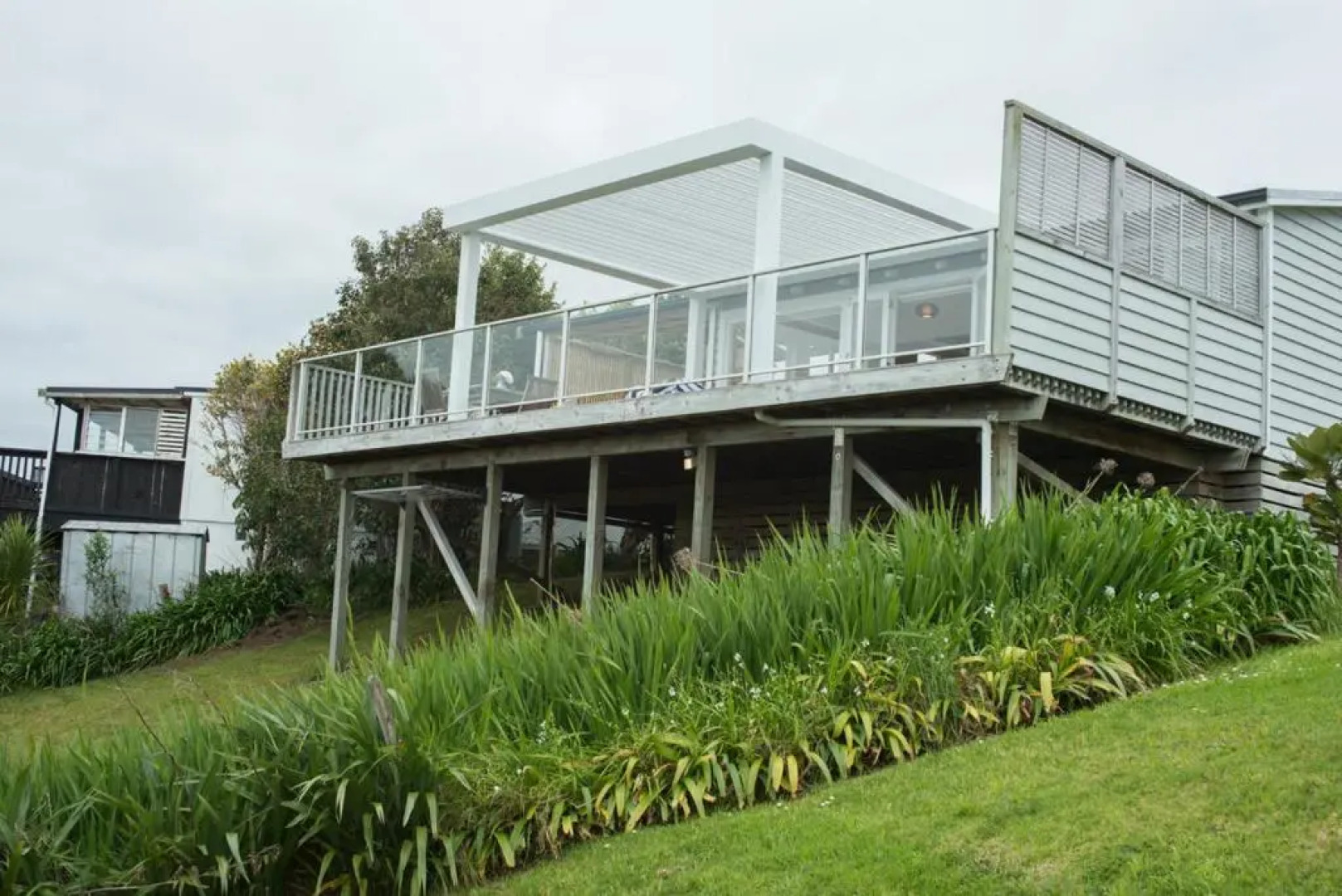 Bay View Beach House - Raglan Holiday Home