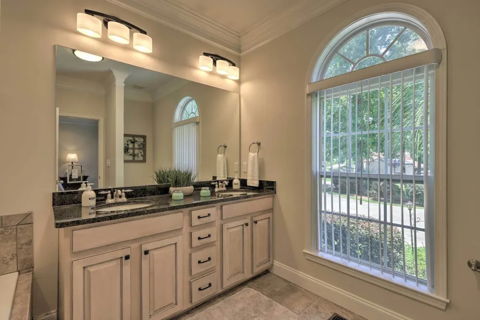 Waterfront Eatonton Escape w/ Private Hot Tub!