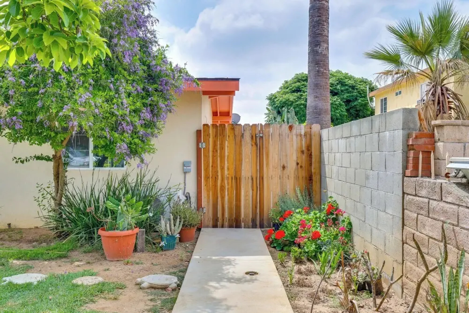 Sleek San Fernando Studio ~ 14 Mi to Universal