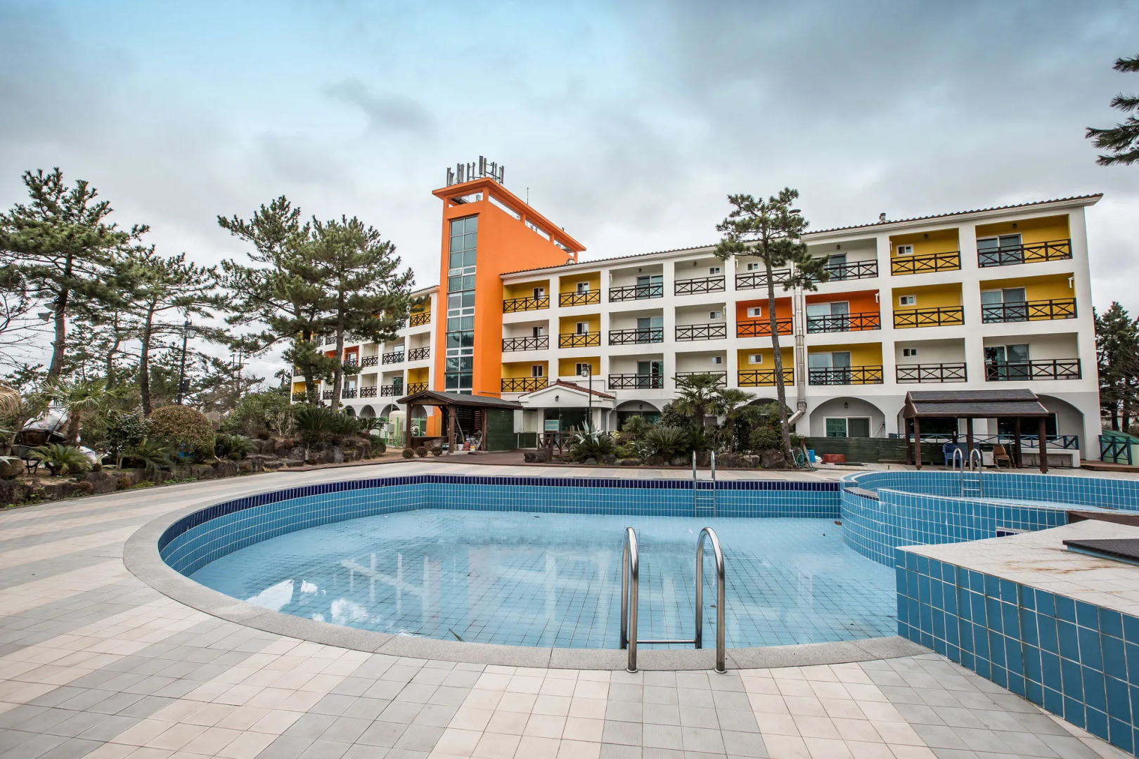 Whinstone Hotel and Resort