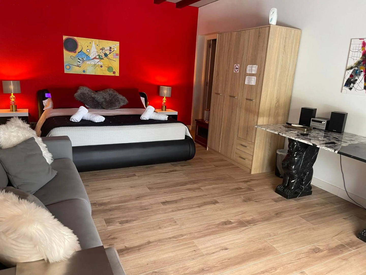 Habitación con cama extra doble más sofa cama apta hasta para 4 personas con baño privado