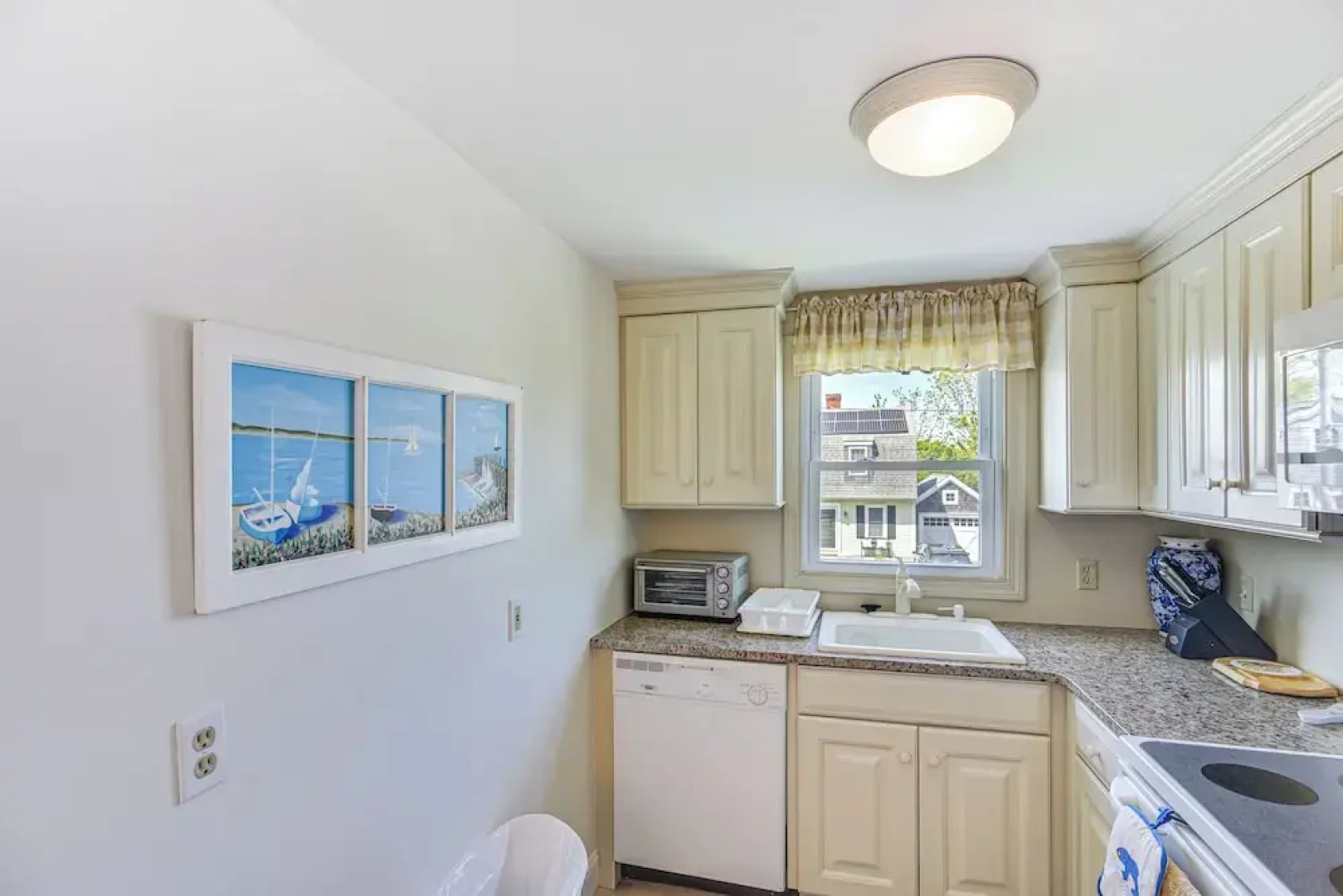 Coastal Home: 1 Mi to Beach, 2 Mi to Dtwn Newport!