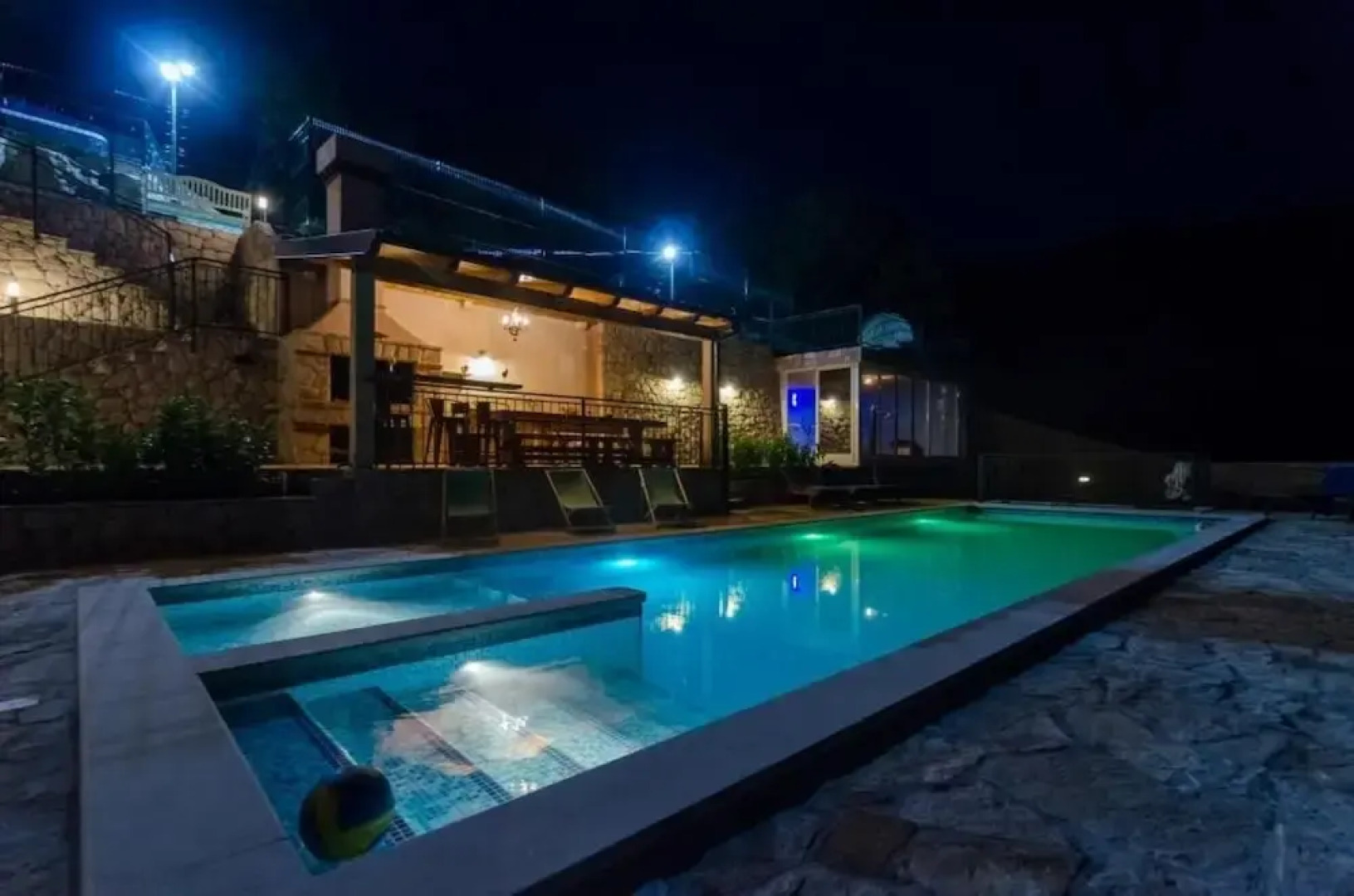 Villa Falcon Rook - Four-bedroom Villa With Terrace and Swimming Pool ID Direct Booker 1901