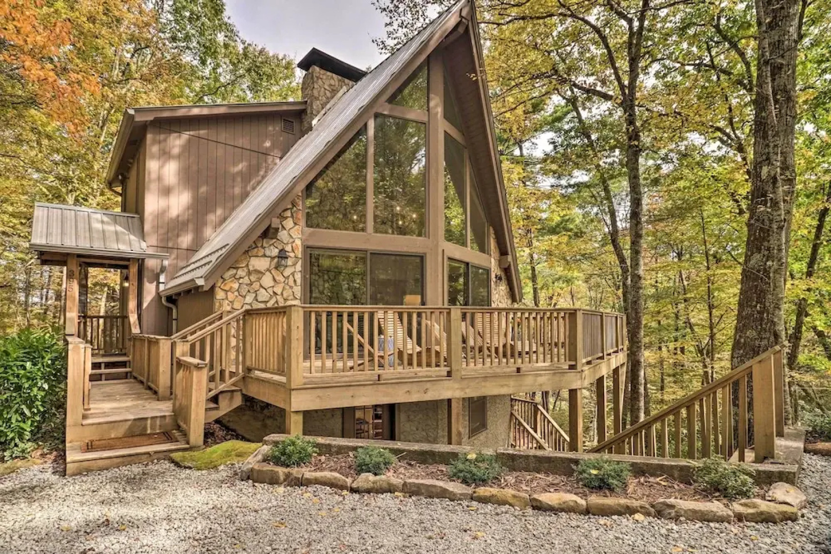 1 Mi to Town: Chalet-style Highlands Retreat