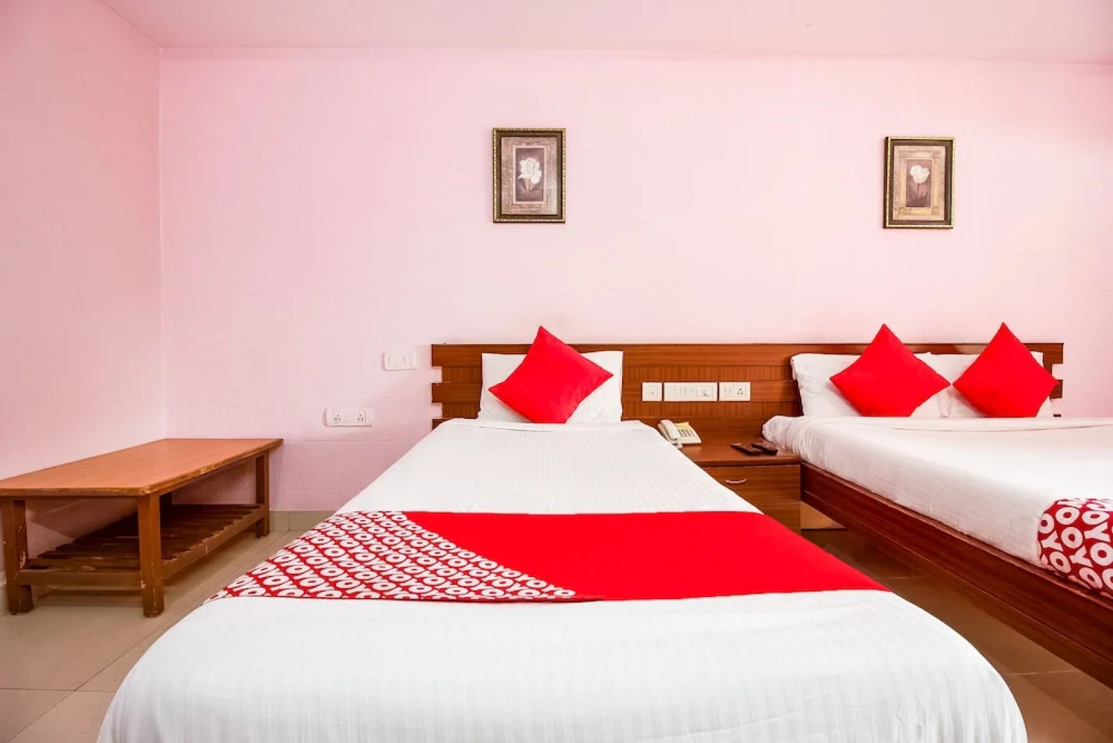 OYO 737 Hotel Manny'S Palace