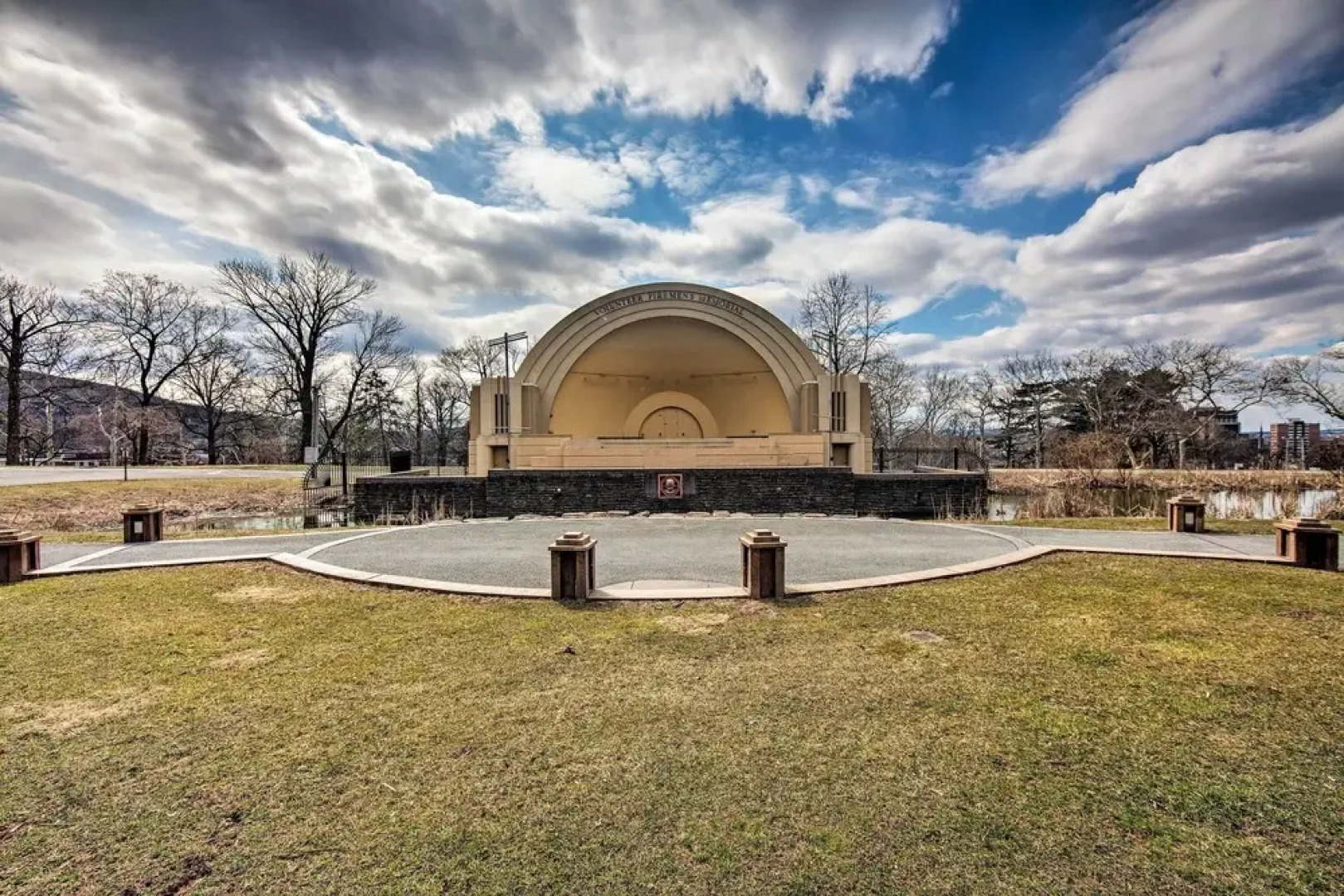 Walk to Shops, Dining & City Park: Reading Apt