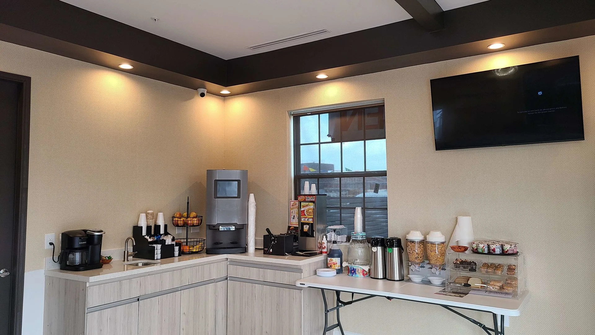 Comfeeni Inn and Suites