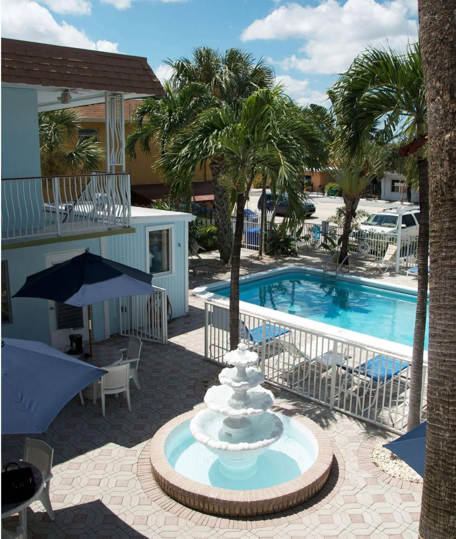 Great Escape Apartments by Lowkl