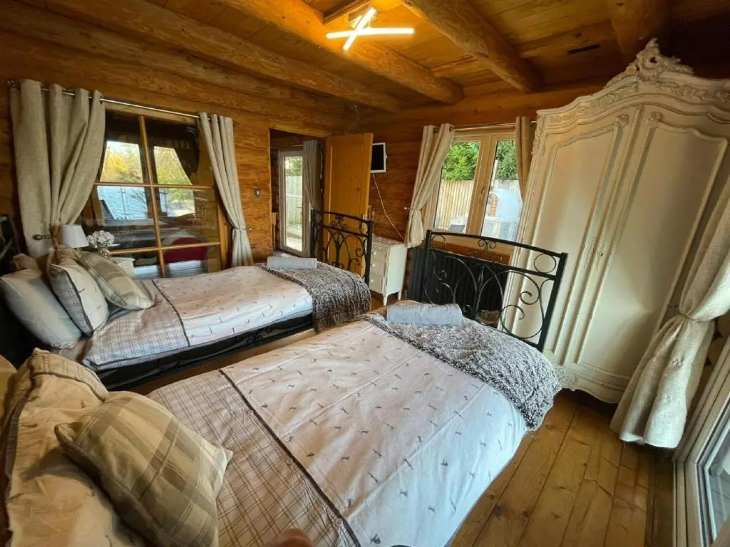 Woodpecker Log Cabin with hot tub, pizza oven bbq entertainment area, lakeside with private fishing peg situated at Tattershall Lakes