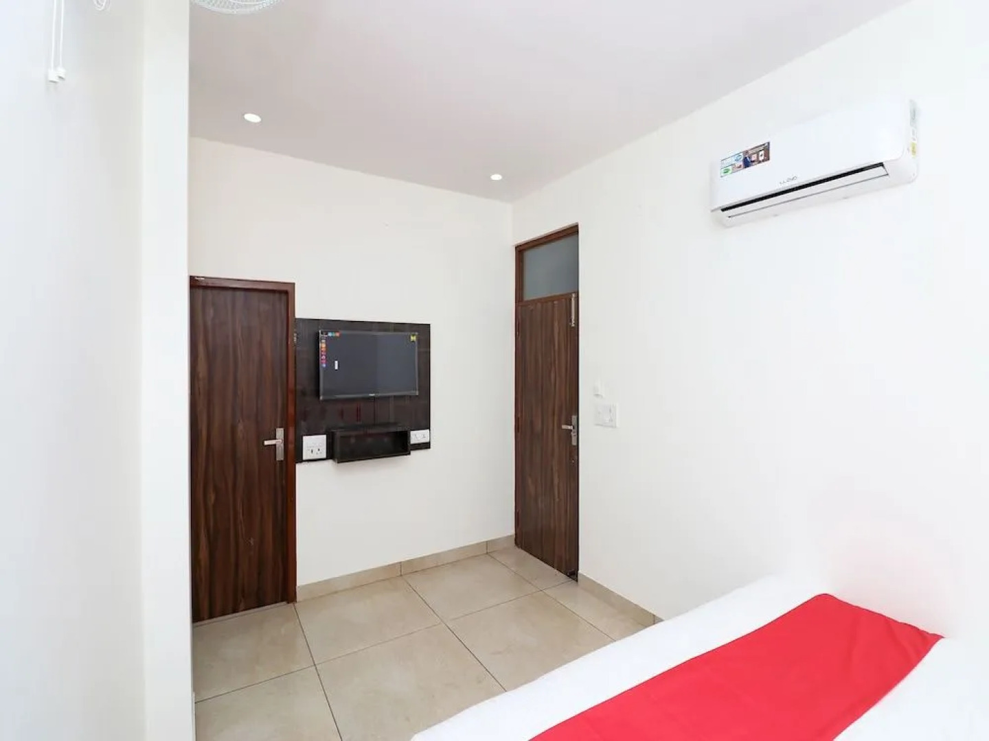 Oyo 28246 Rohtak Residency