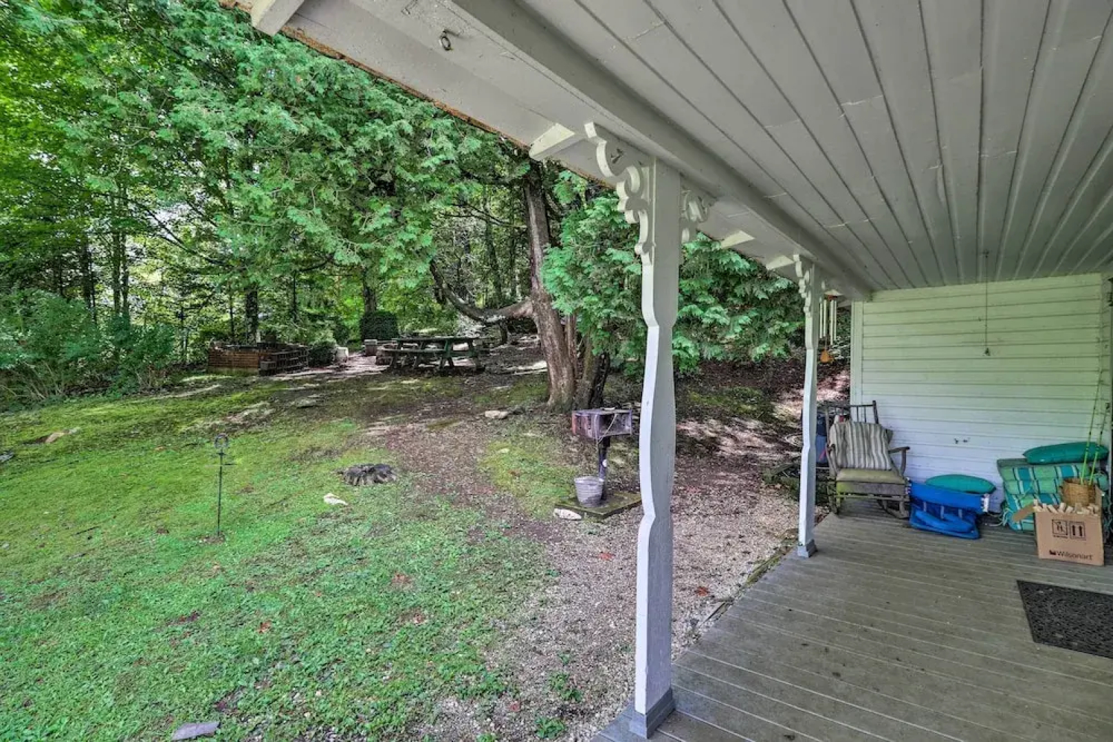 'lil Red Hen' Cottage in the Boone Area w/ Hot Tub