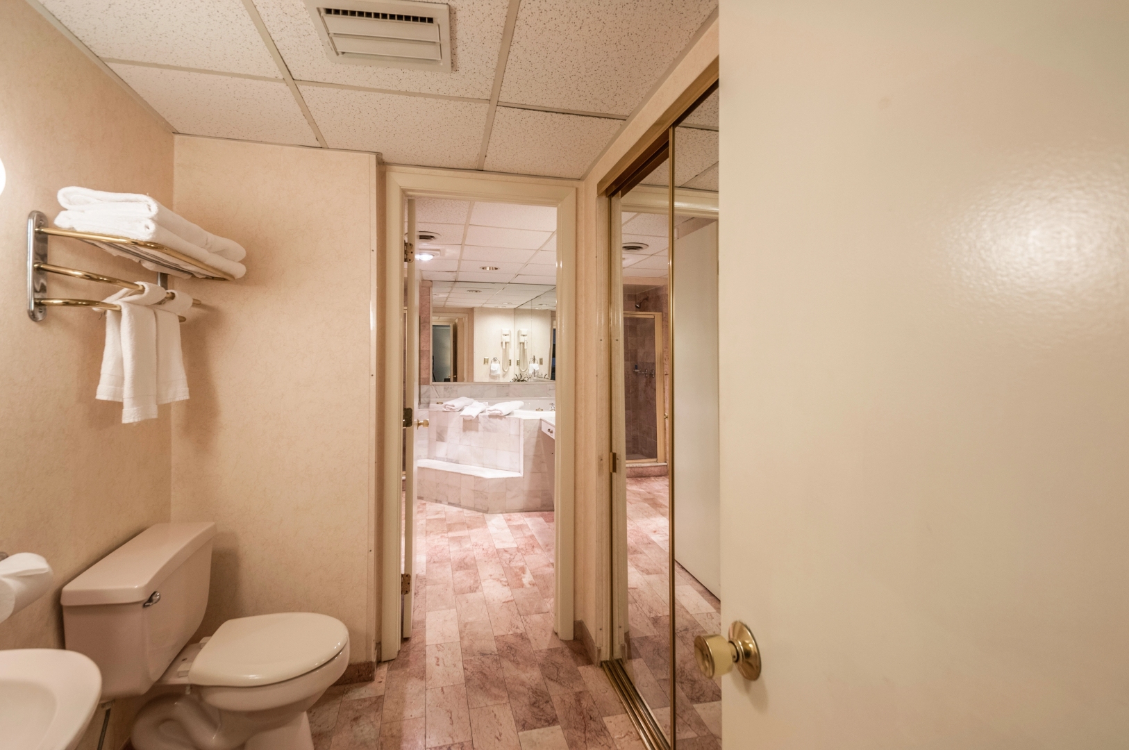 Rodeway Inn & Suites - Charles Town, WV