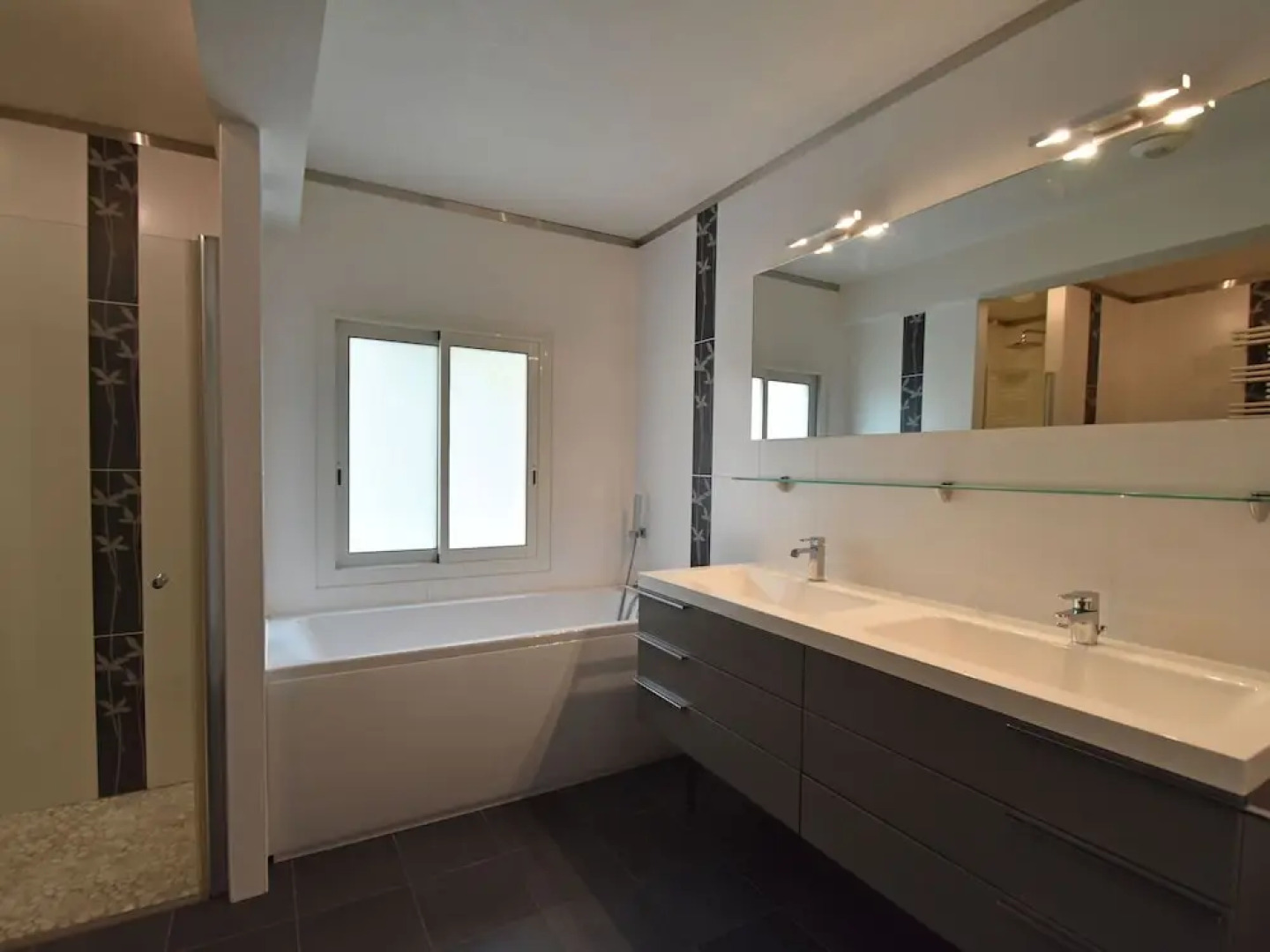 Attractive Holiday Home in Vézénobres With Swimming Pool