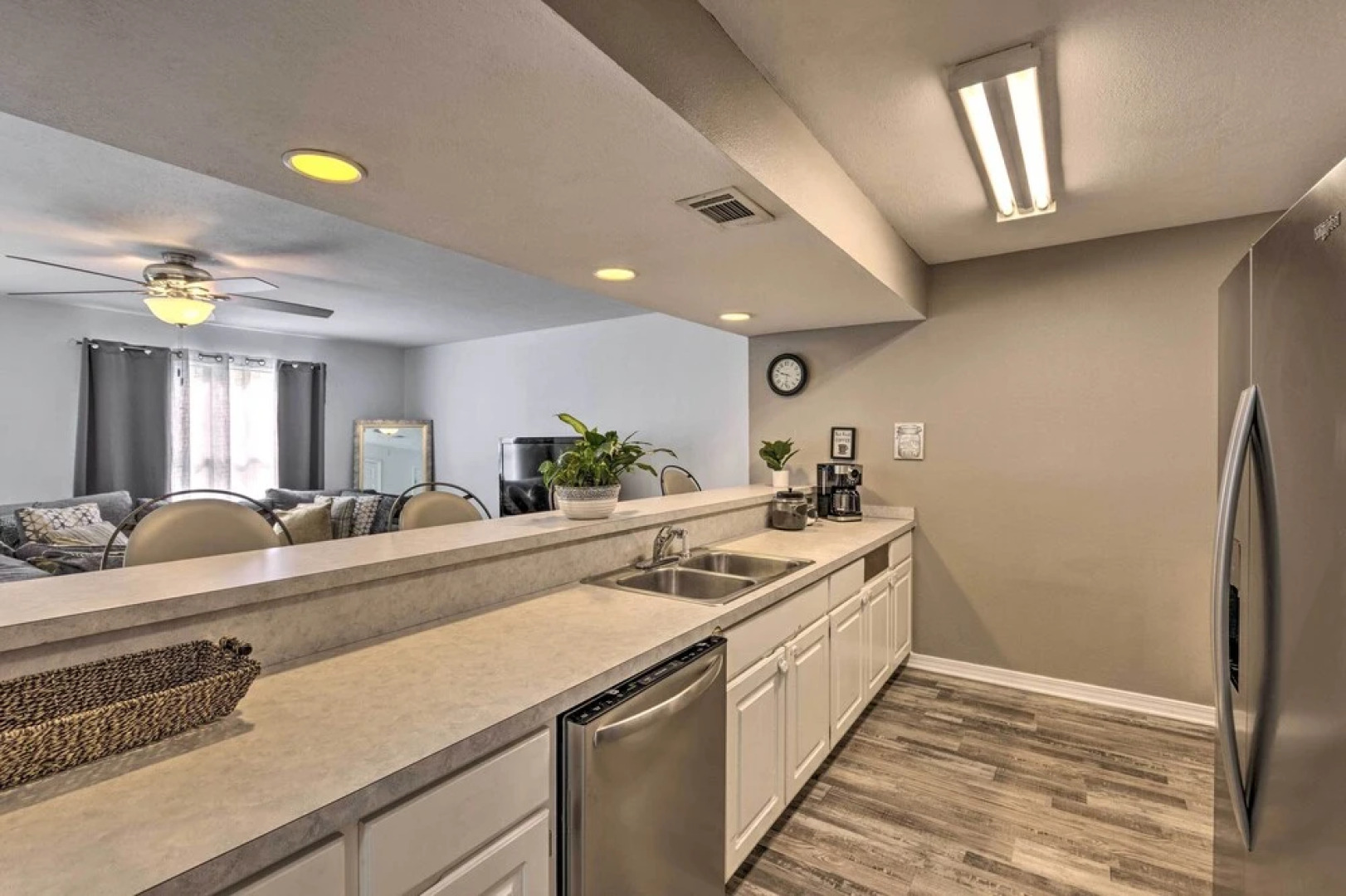 Updated Townhome w/ Deck ~ 12 Mi to Beaches!