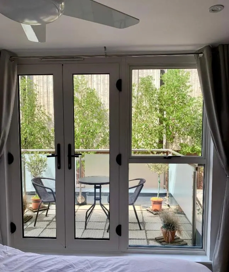 Gorgeous Central Studio with Balcony, 2 mins to Beach and Pier