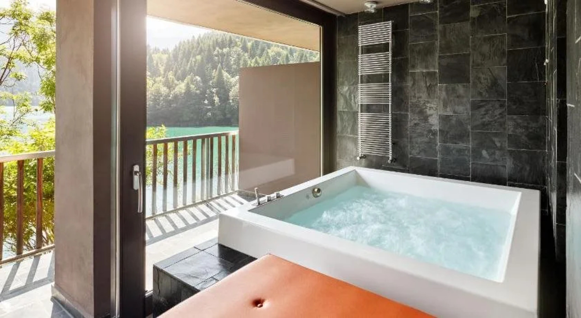 MAANJA Lake Front Suite and Restaurant