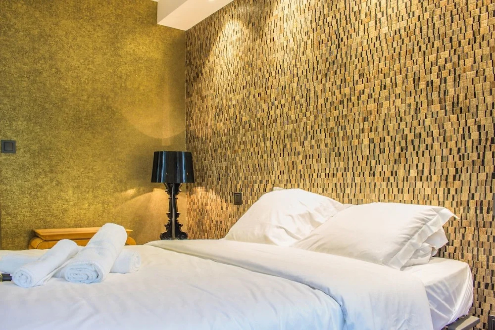 Spacious Apartment With Balcony / Terrace Crossing in Green Surroundings