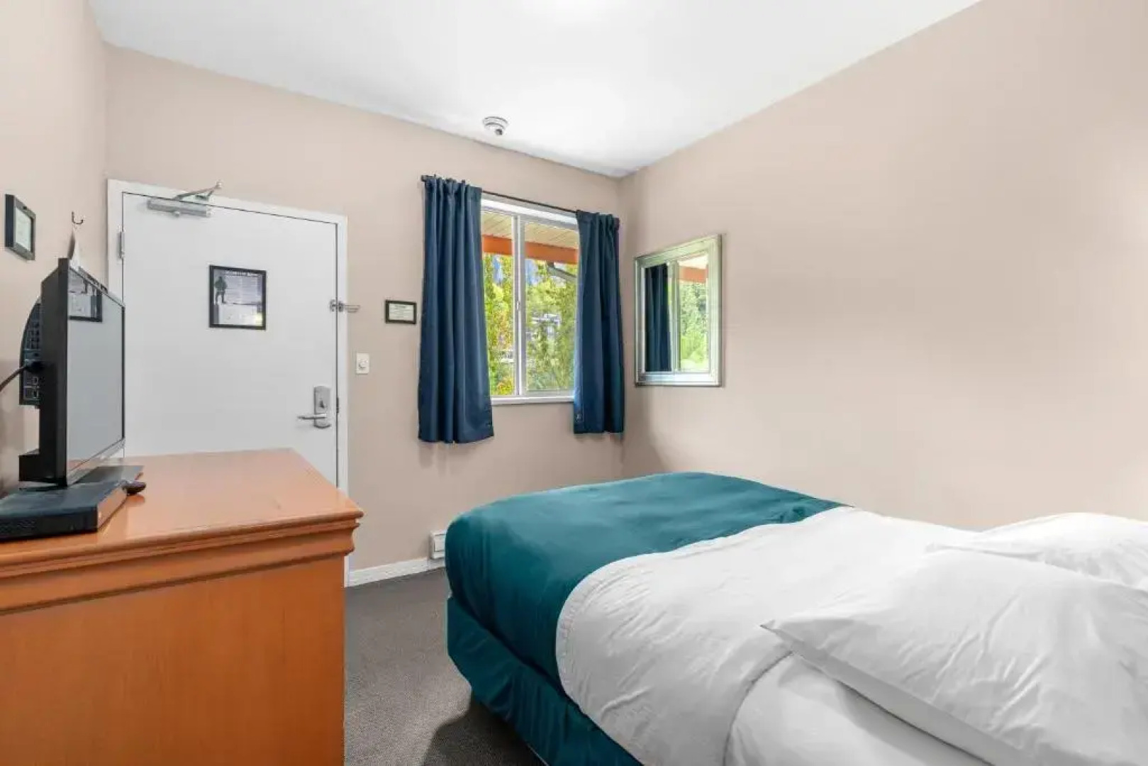 Squamish Adventure Inn & Hostel