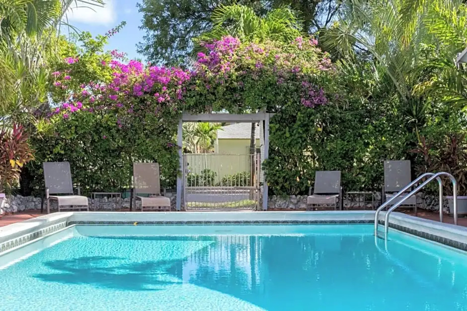 Richards Motel Courtyard