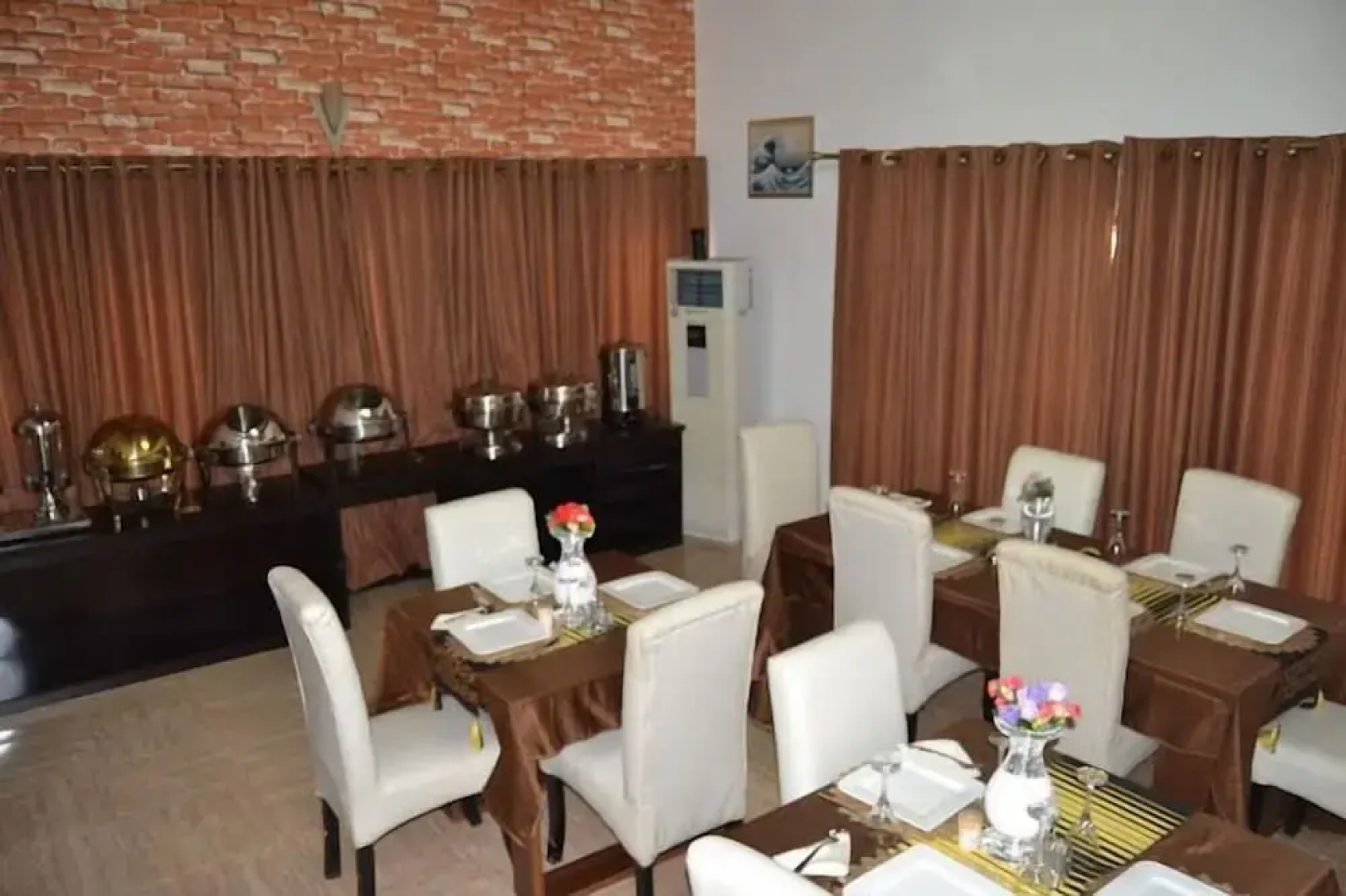 De City Hotel and Resort